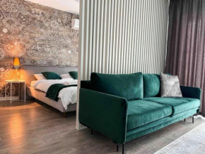 Glamorous 1BR condo w/free parking